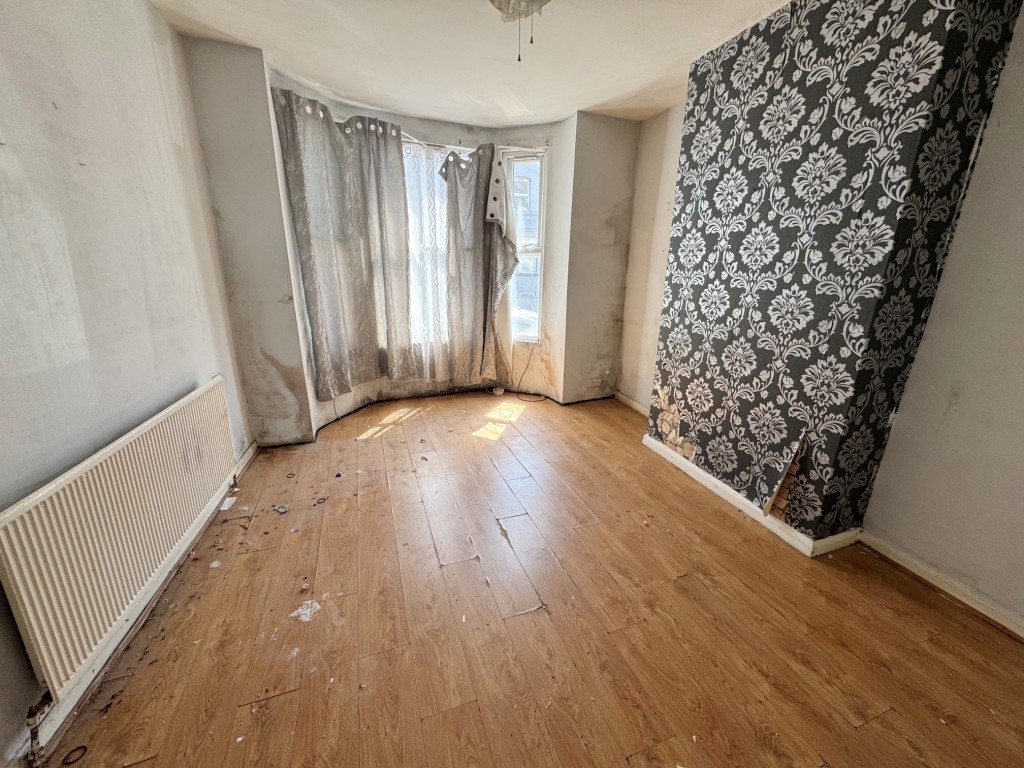 Lot: 112 - FREEHOLD TWO-BEDROOM MAISONETTE AND GROUND RENT - Living room